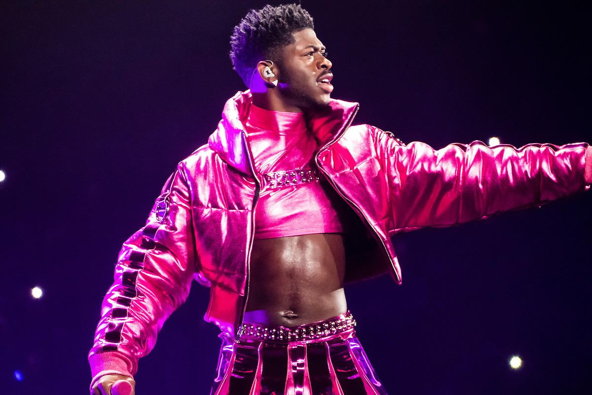 Lil Nas X và tuyên ngôn giới mạnh mẽ trong trang phục hot pink. Lil Nas X và tuyên ngôn giới mạnh mẽ trong trang phục hot pink.