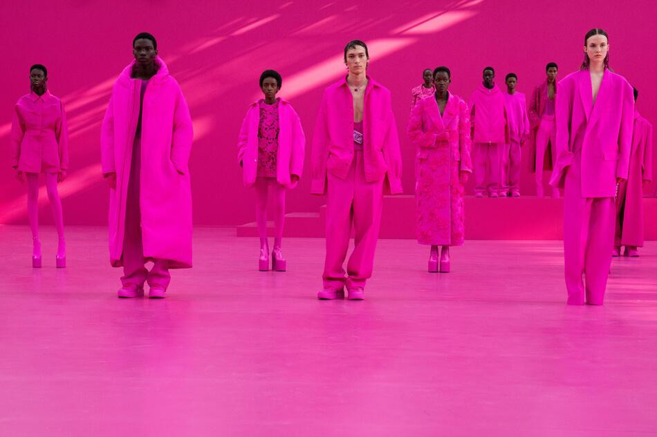 “Sắc hồng là biểu hiện của những mơ mộng vô thức và khát khao giải phóng của con người khỏi chủ nghĩa hiện thực”- Nhà thiết kế Pierpaolo Piccioli cho biết. “Sắc hồng là biểu hiện của những mơ mộng vô thức và khát khao giải phóng của con người khỏi chủ nghĩa hiện thực”- Nhà thiết kế Pierpaolo Piccioli cho biết.