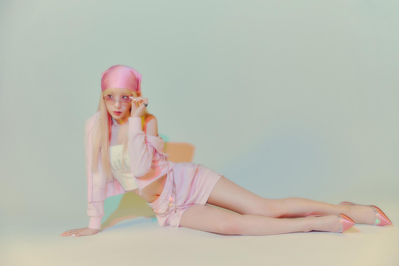 Tinh thần của Y2K cũng có mặt trong nhiều MV triệu views K-pop, tiêu biểu có thể kể đến MV solo Weekend của Taeyeon (SNSD). Tinh thần của Y2K cũng có mặt trong nhiều MV triệu views K-pop, tiêu biểu có thể kể đến MV solo Weekend của Taeyeon (SNSD).