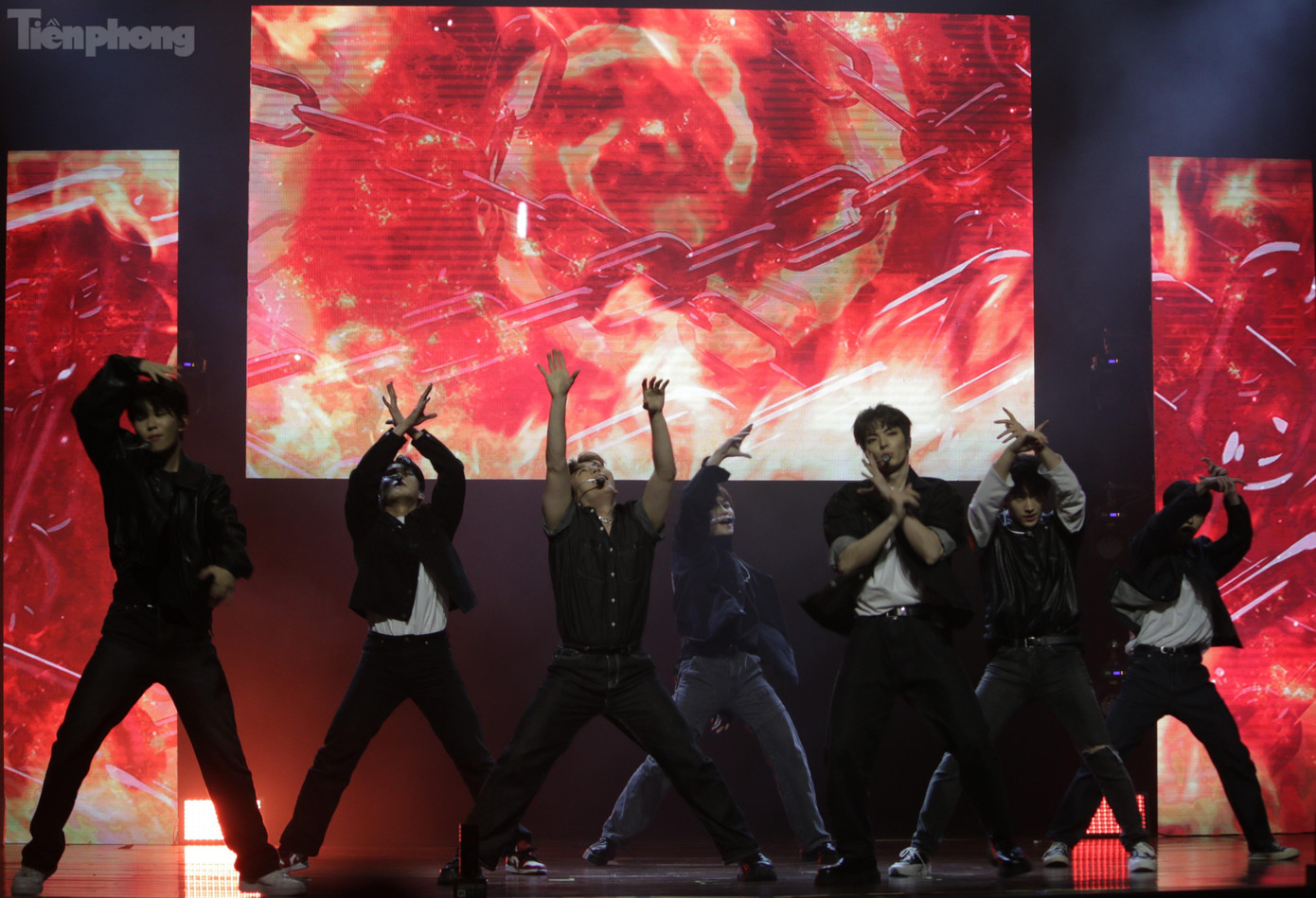 Tân binh “khủng long” BLANK2Y. Tân binh “khủng long” BLANK2Y.