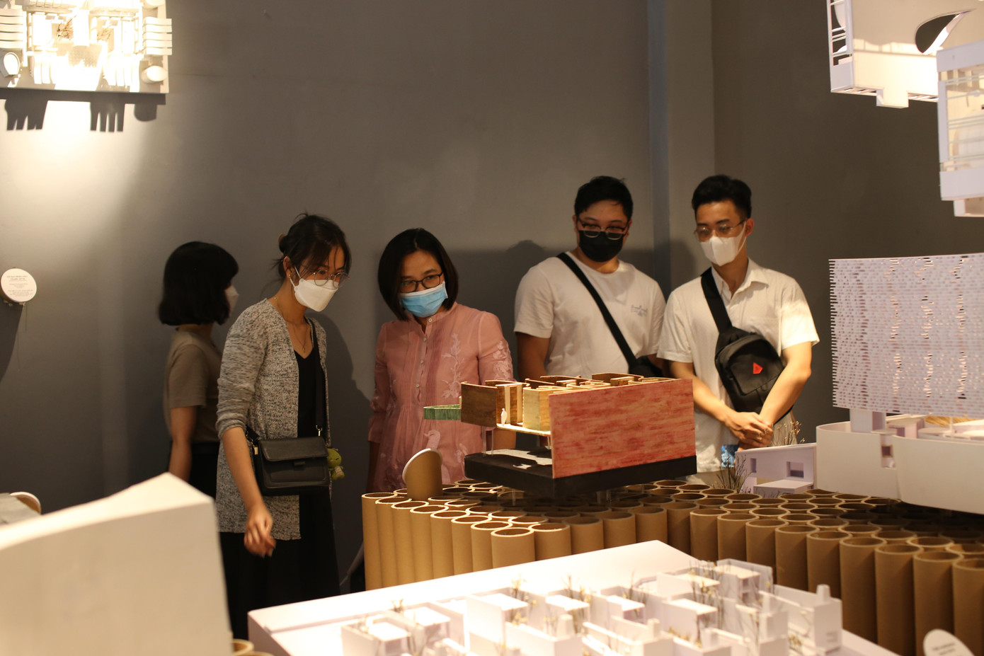 Triển lãm nhận được sự quan tâm lớn từ giới kiến trúc và mỹ thuật Hà Nội cùng người yêu nghệ thuật nói chung. Triển lãm nhận được sự quan tâm lớn từ giới kiến trúc và mỹ thuật Hà Nội cùng người yêu nghệ thuật nói chung.