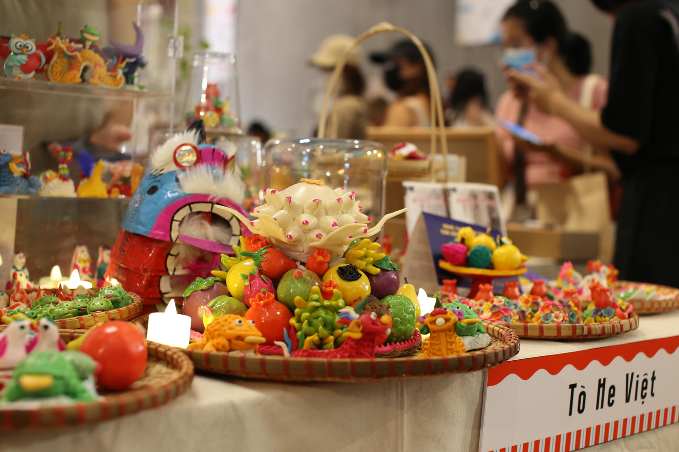 Gian hàng của Tò He Việt bắt mắt với những thiết kế được lấy cảm hứng từ những gì gần gũi nhất trong đời sống người Việt.