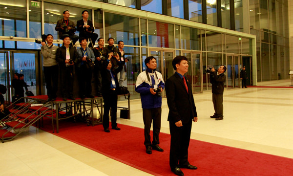 Các phó nháy dù phải đợi các đại biểu xếp hàng, nhưng không ái bỏ cuộc