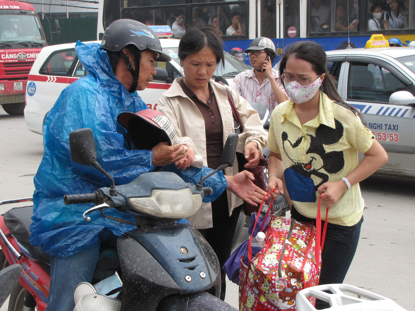 Xe ôm đắt khách Cánh xe ôm lại được dịp bội thu