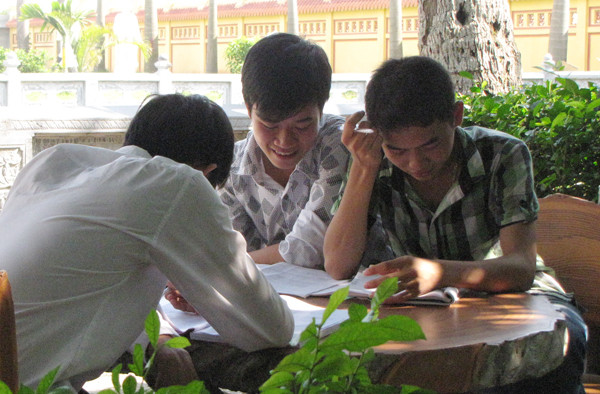 Các sĩ tử đang miệt mài ôn tập chuẩn bị cho kỳ thi ngày mai. 