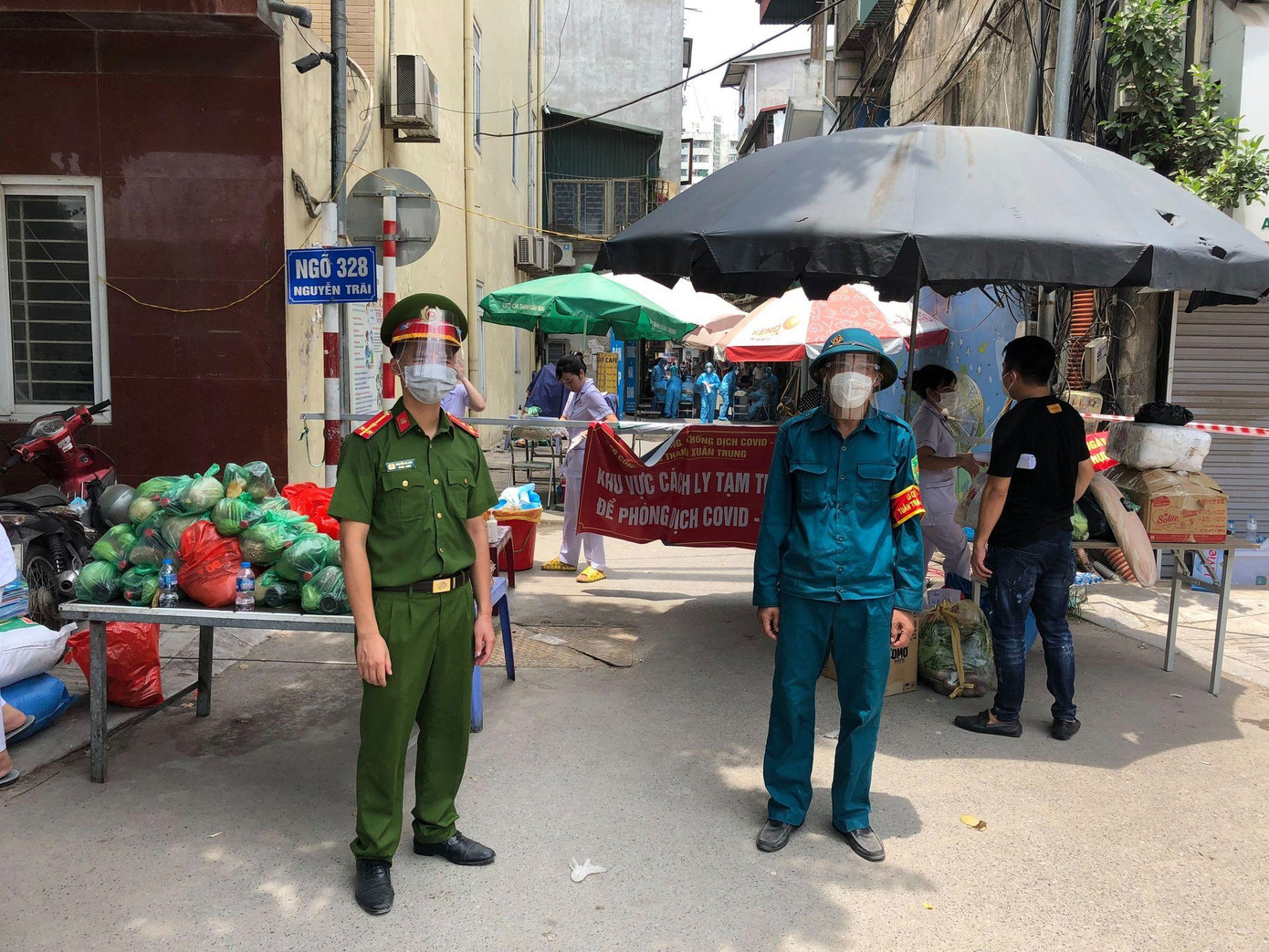 Các chốt kiểm soát được thiết lập theo Quyết định của UBND quận Thanh Xuân trên địa bàn phường Thanh Xuân Trung để phòng, chống COVID-19. Các chốt kiểm soát được thiết lập theo Quyết định của UBND quận Thanh Xuân trên địa bàn phường Thanh Xuân Trung để phòng, chống COVID-19.