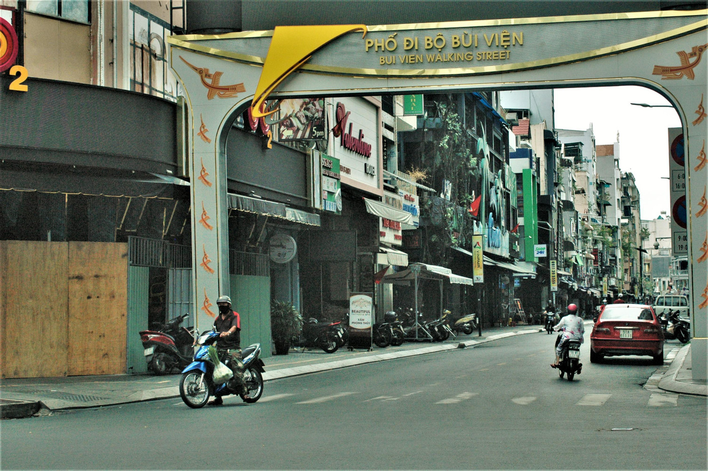 Trong đợt cách ly xã hội mức độ cao nhất từ trước đến nay trong tháng 7/2021, chính quyền và người dân khu phố Tây tại quận 1, TPHCM đã tự phong tỏa để hạn chế tối đa người lạ chưa được kiểm tra y tế ra vào phố Tây, nhằm không cho dịch bệnh COVID-19 tấn công vào khu du lịch này.