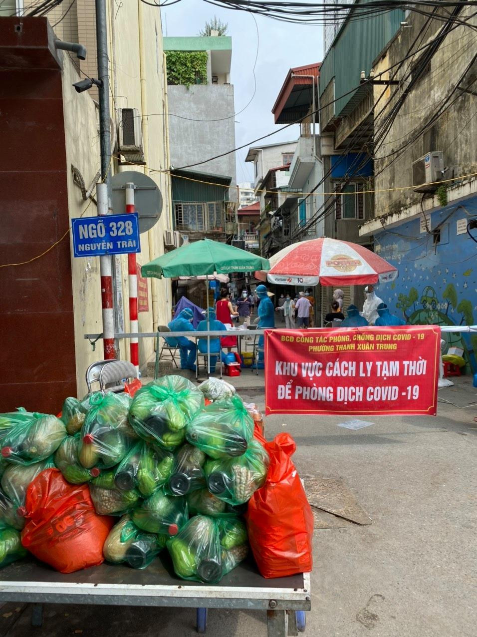 Nhu yếu phẩm được chuẩn bị phục vụ nhu cầu của nhân dân trong khu vực cách ly. Nhu yếu phẩm được chuẩn bị phục vụ nhu cầu của nhân dân trong khu vực cách ly.