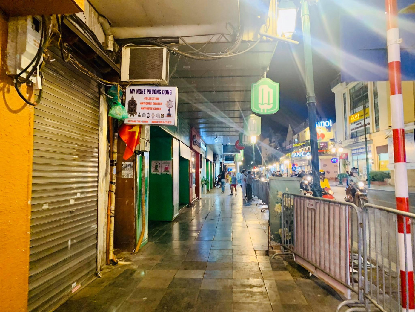 Cty Cổ phần kem Tràng Tiền trên phố Tràng Tiền đã "vắng lặng" vào tối 12/7
