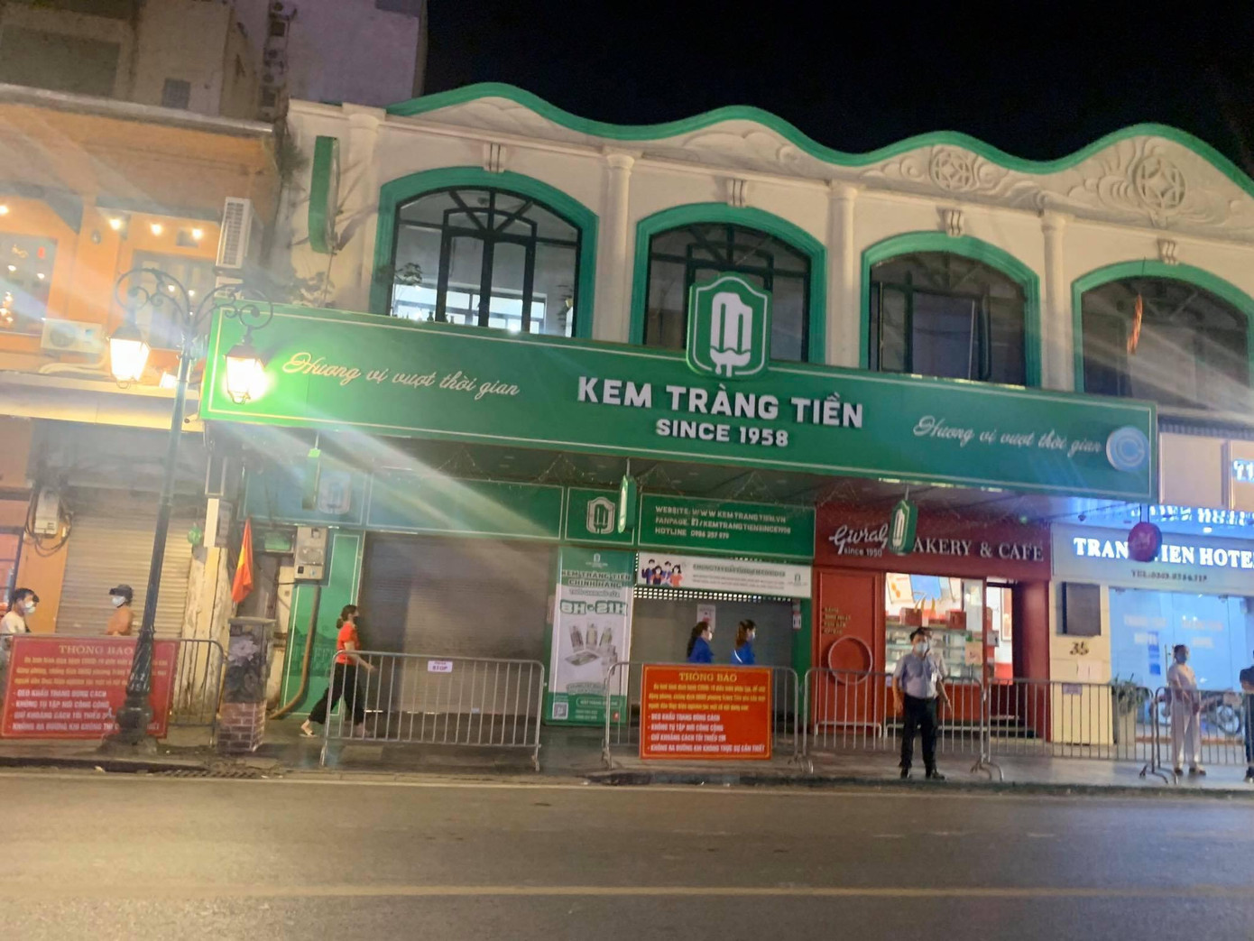 Cty Cổ phần kem Tràng Tiền trên phố Tràng Tiền đã "vắng lặng" vào tối 12/7