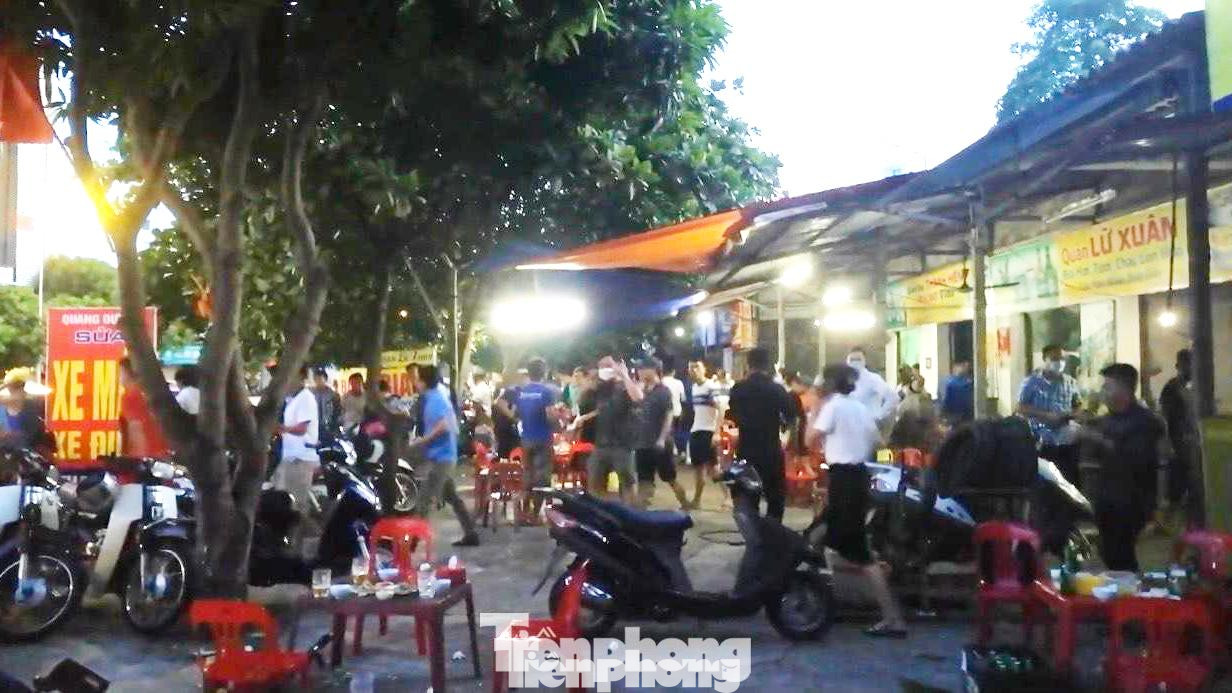 Chiều tối 13/7, 3 quán bia Thanh Huyền, Lữ Xuân, Cây Xoài trên đường Nguyễn Phong Sắc, phường Hưng Dũng, TP Vinh, Nghệ An tập trung rất đông người, xe cộ dựng kín vỉa hè, lòng đường.