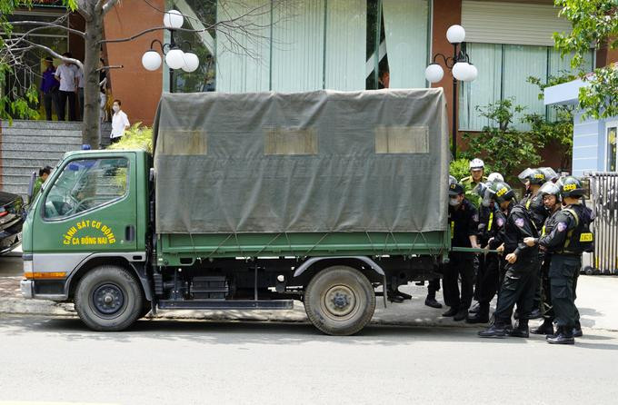 Cảnh sát hoàn tất việc khám xét trụ sở Petrolimex Long An. Ảnh: Hoàng Nam - VnExpress