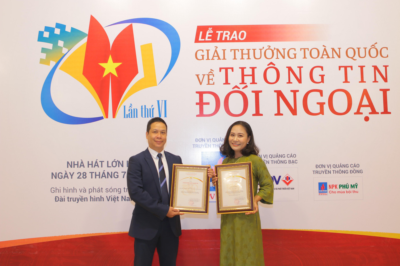 Hai vợ chồng nhận giải thưởng “Sáng kiến thông tin đối ngoại”
