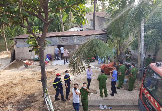 Cảnh sát khám nghiệm hiện trường căn nhà cháy. Ảnh: VnExpress