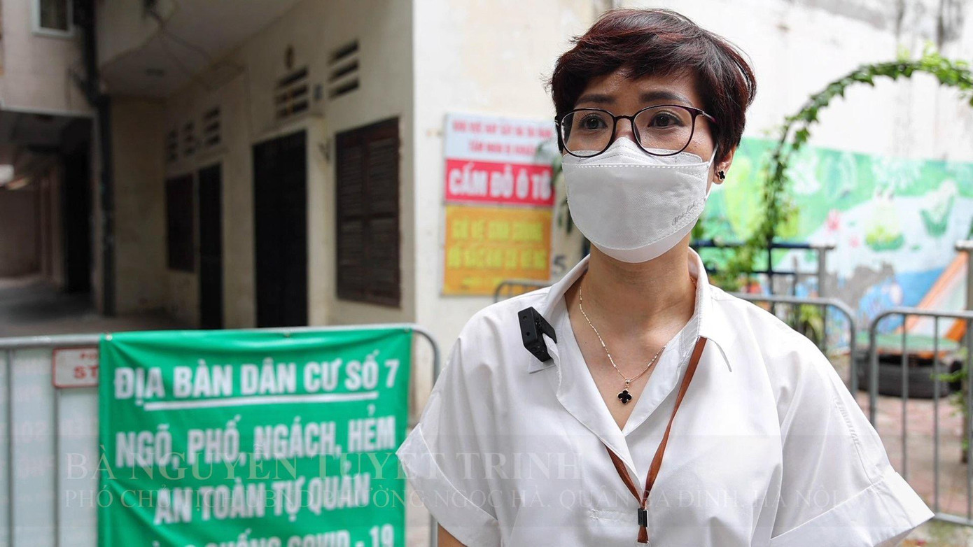 “Đặc thù của phường Ngọc Hà có rất nhiều ngõ ngách, do đó nguy cơ tiềm ẩn dịch bệnh ngoài cộng đồng rất cao. Phường cố gắng kiểm soát và duy trì những chốt trực, các chốt mở kiểm soát cơ sở kinh doanh, chở hàng hóa qua khu dân cư đều phải khai báo QR Code để quản lý người ngoài không được vào khu dân cư” - Phó chủ tịch UBND phường Ngọc Hà (Ba Đình, Hà Nội) Nguyễn Tuyết Trinh trao đổi cùng phóng viên.