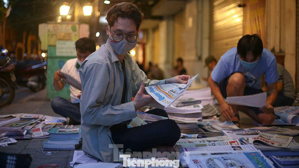 Anh Duy Anh, 24 tuổi (trú tại Hoàn Kiếm- Hà Nội) một người trẻ đang phân loại báo trên phố Đinh Lễ cho biết, mình làm phân loại báo được 5 năm rồi, mưa to hay gió lạnh cũng phải đi hết. Công việc này giúp mình có một khoản thu nhập ổn định đủ tiêu vặt mà không ảnh hưởng đến nghề nghiệp chính của mình. Không những thế, làm ở đây còn có các cô, các bác hay kể những câu chuyện về báo chí những năm về trước lại càng thấy trân trọng những tờ báo giấy hơn rất nhiều. Hôm nào mà nghỉ làm là nhớ cái mùi báo mới lắm.