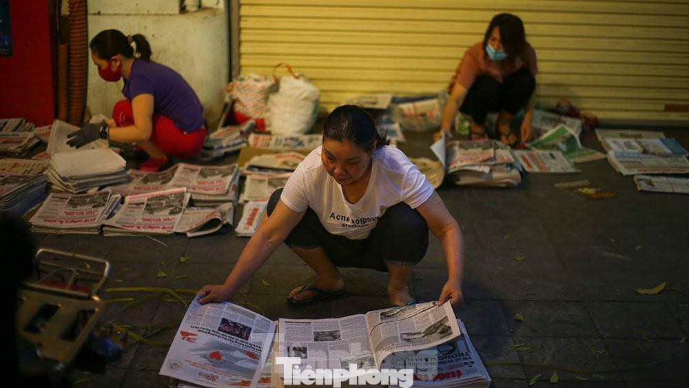 Mọi người ai ai cũng tập trung, vội vã để mang thông tin mới nhất, nóng hổi nhất tới độc giả.