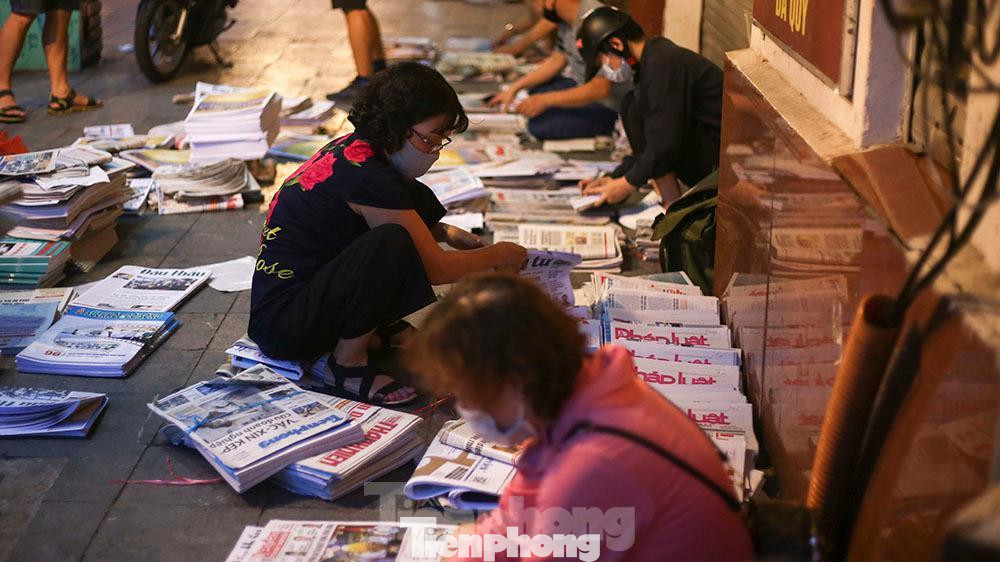 Mỗi người đều có một công việc riêng như sắp xếp, phân loại đầu báo, vận chuyển,...