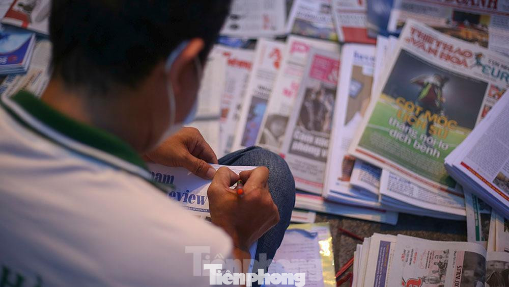 Sau khi sắp xong các tờ báo, mọi người lại ghi chép cẩn thận lại để nắm được khối lượng đầu báo đã chia. Trung bình mỗi tháng thu nhập từ 2-4 triệu đồng .