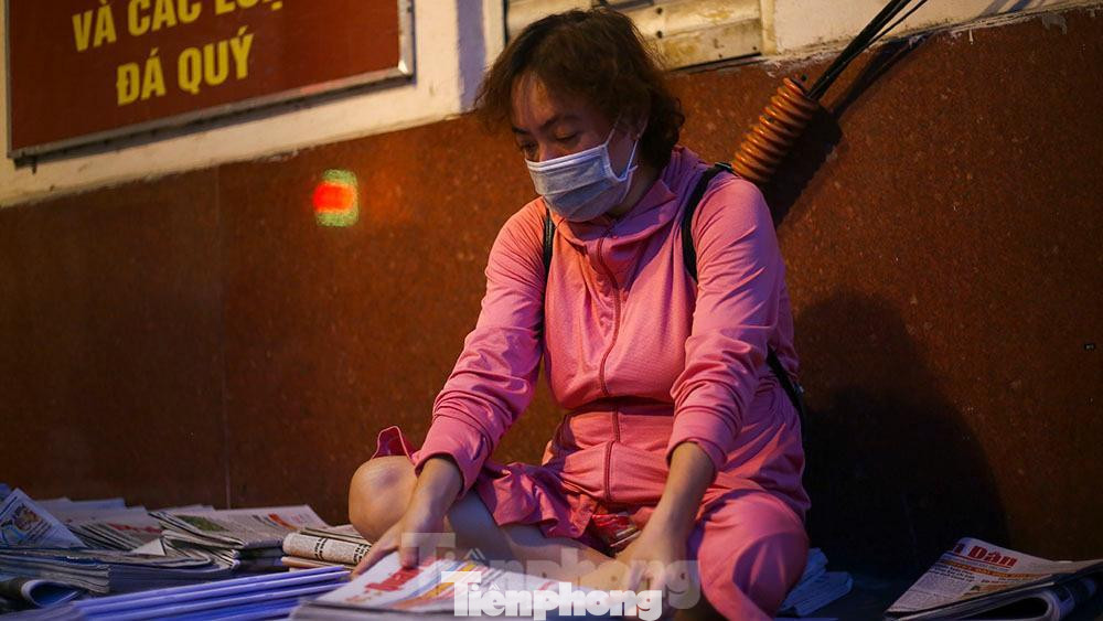 Những người đã về hưu tham gia công việc này chia sẻ, công việc này thu nhập không cao nhưng họ làm vì ở đây được gặp gỡ và giao lưu với mọi người.