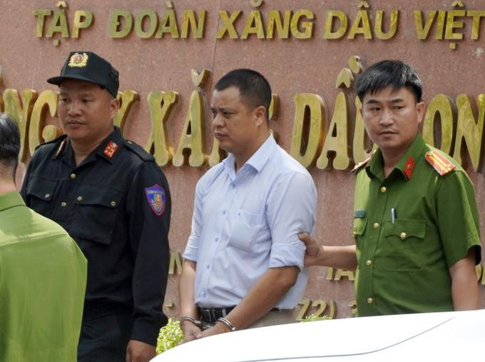 Lương Đình Tiến - Giám đốc Petrolimex Long An bị đưa về cơ quan điều tra. Ảnh: Hoàng Nam - VnExpress