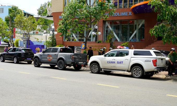 Cảnh sát phong tỏa, khám xét trụ sở Petrolimex Long An. Ảnh: Hoàng Nam - VnExpress