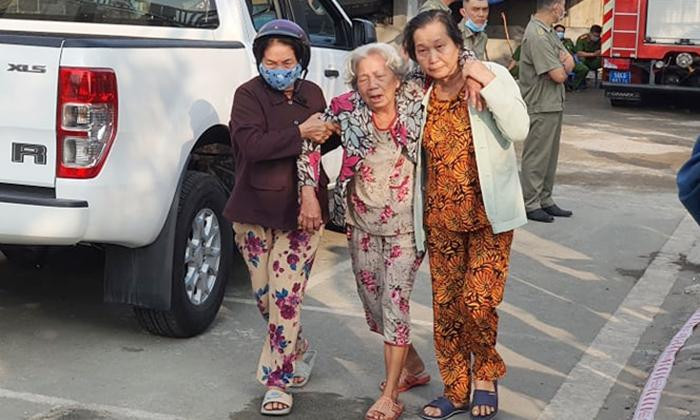 Mẹ vợ của ông Tâm khóc ngất tại hiện trường.