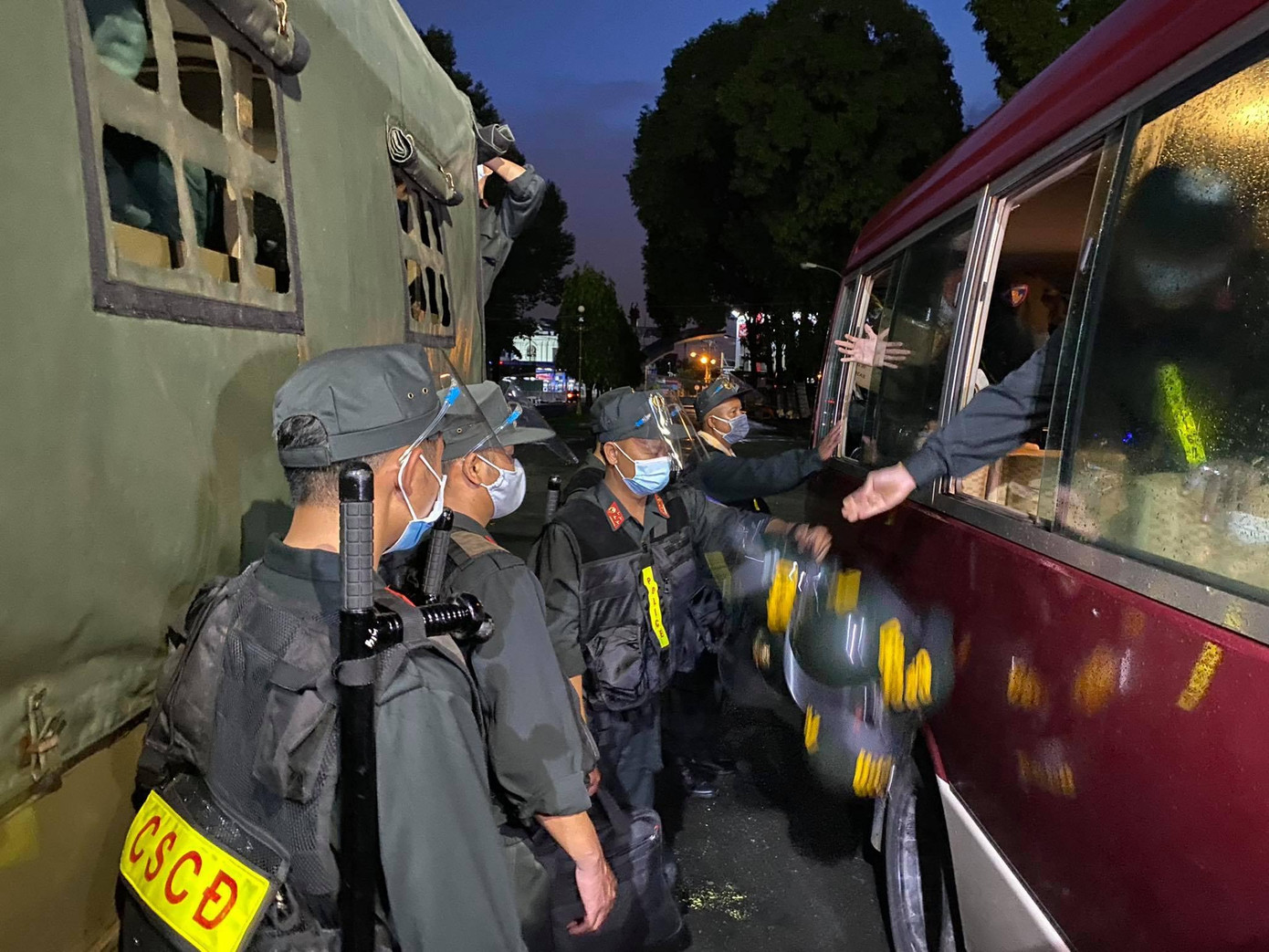 Từ 23/8-15/9, Bộ Công an đã điều động nhiều lực lượng tri viện, tăng cường cho TPHCM. Trong tối 21/8, hơn 300 cán bộ, chiến sĩ Trung đoàn Cảnh sát cơ động Tây Nguyên đã hành quân về thành phố HCM, sẵn sàng nhận nhiệm vụ.