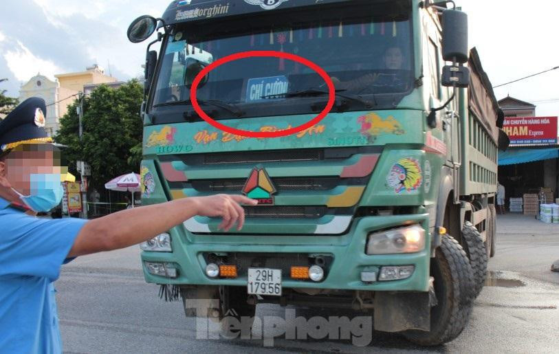 Thậm chí nhiều xe này còn chạy trên QL1 hướng Phú Xuyên - Hà Nam nhưng đến chốt trực của liên ngành ở Cầu Giẽ là quay đầu lại nhưng không bị xử lý. Trong ảnh xe hồ vồ BKS 29H-17956 có đeo lô gô đã thông chốt liên ngành chiều 18/8.