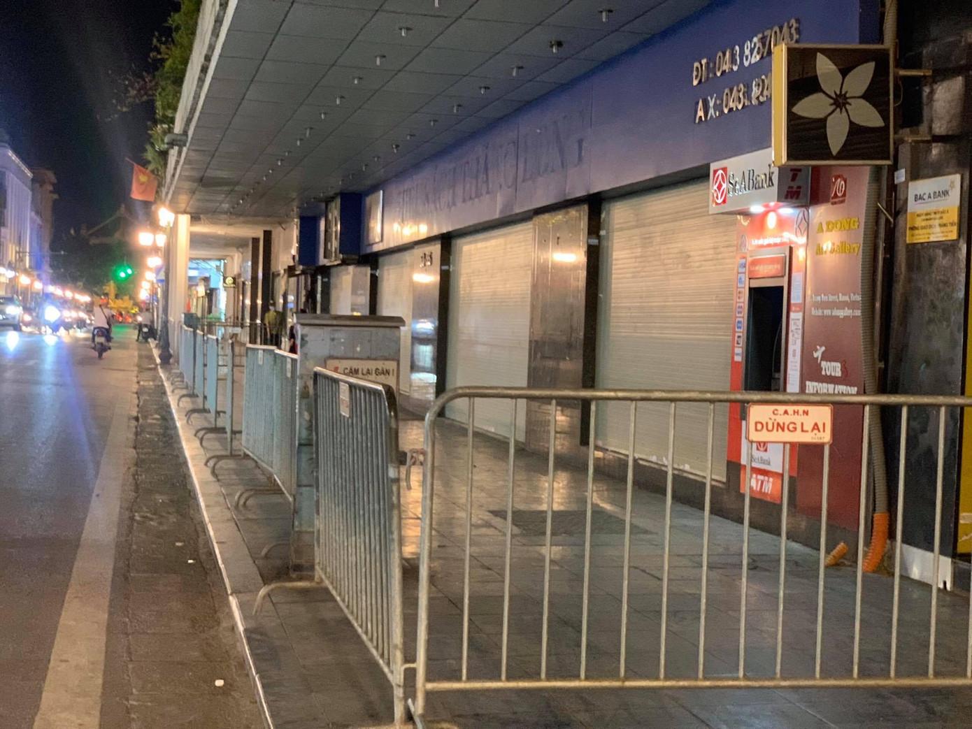 Cty Cổ phần kem Tràng Tiền trên phố Tràng Tiền đã "vắng lặng" vào tối 12/7