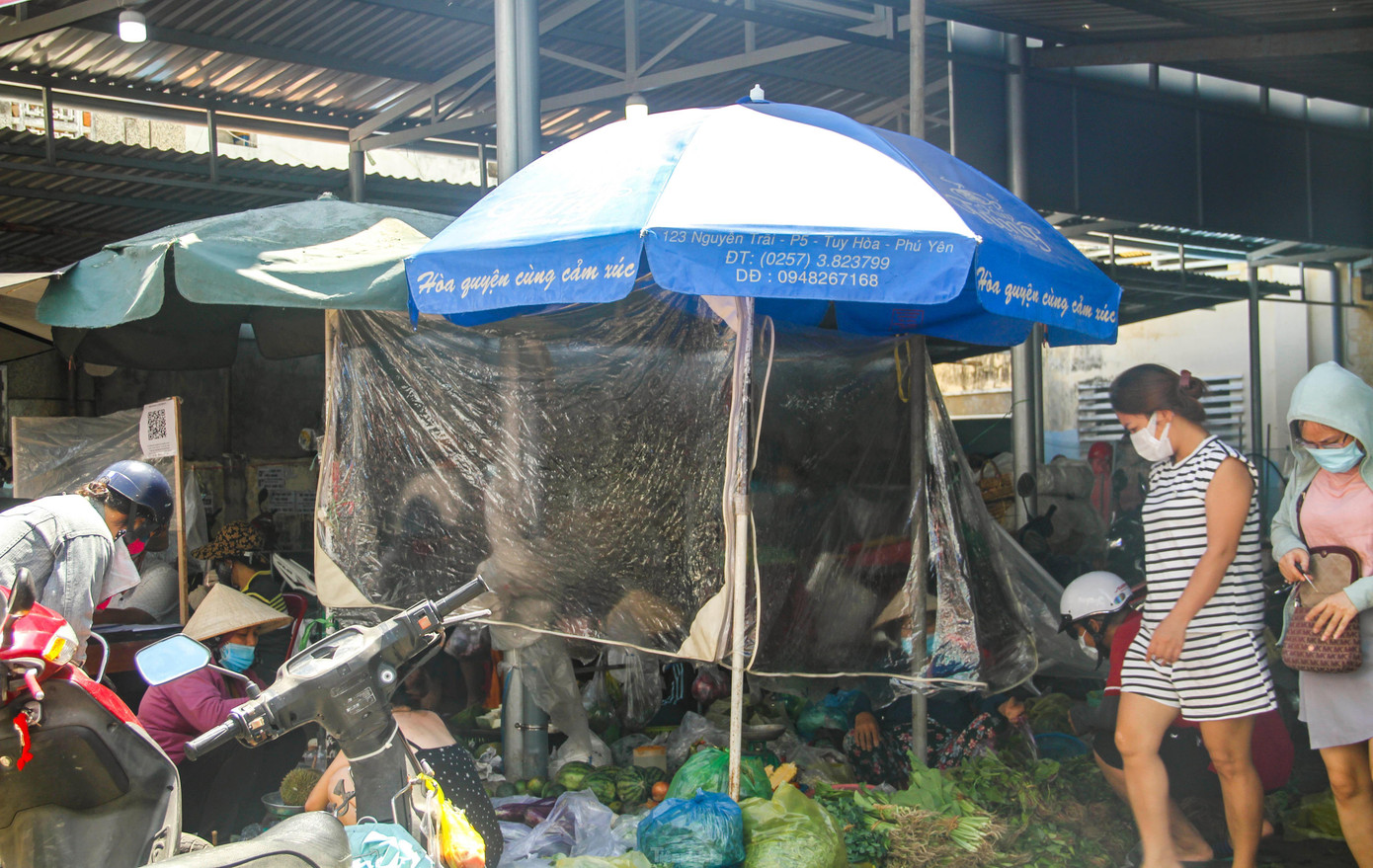 Tiểu thương bố trí các vách ngăn để buôn bán. Ảnh: Trương Định
