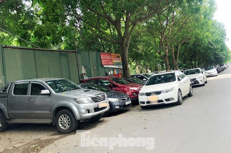 Tình trạng bãi trông xe máy, ô tô không phép chiếm dụng mặt bằng, cả lòng đường, vỉa hè vốn diễn ra lâu nay tại khu đô thị Linh Đàm (phường Hoàng Liệt, quận Hoàng Mai). Tại đây vẫn thường xảy ra tình trạng tranh giành địa bàn giữa các bãi xe, ép chủ xe phải trả phí.