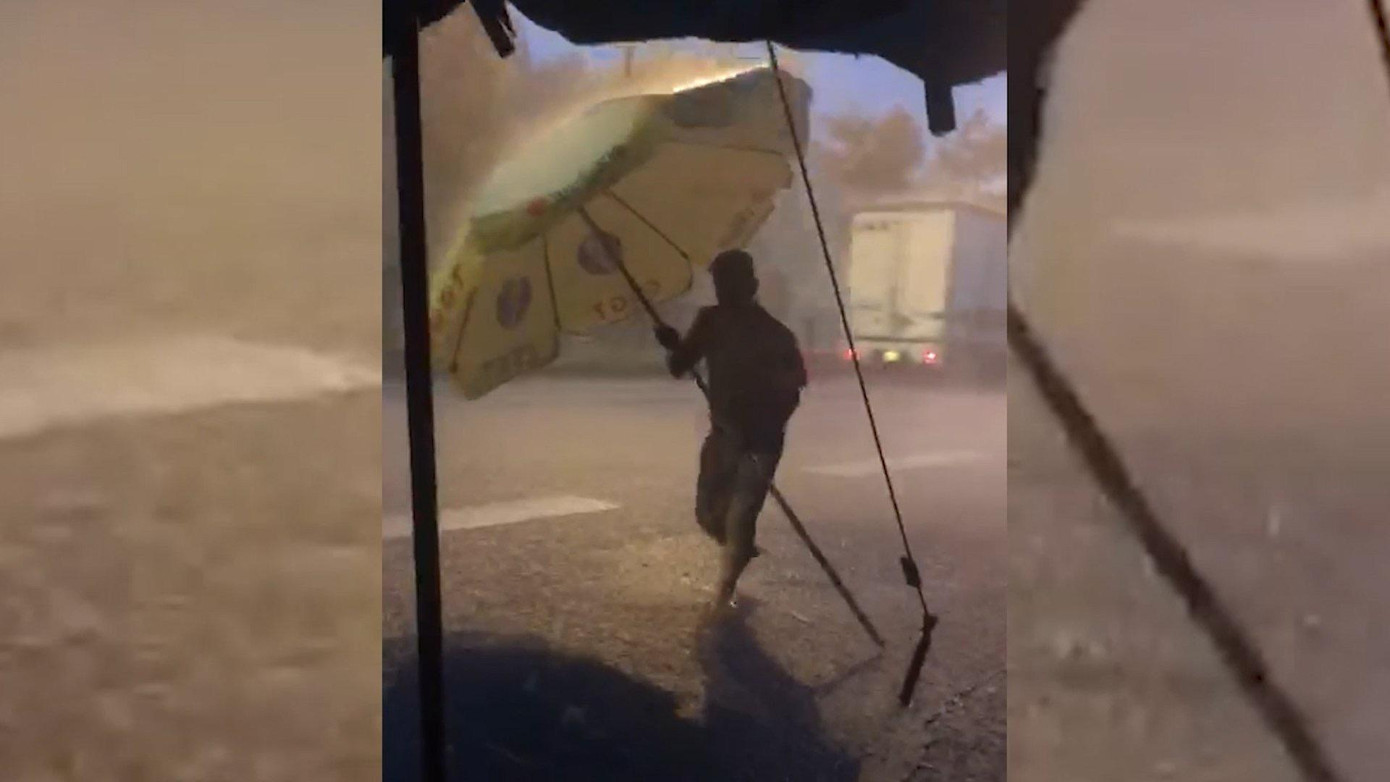 Nhiều hôm mưa to gió lớn, các cán bộ chiến sĩ vẫn quyết tâm "bám chốt" bảo vệ cửa ngõ Thủ đô.