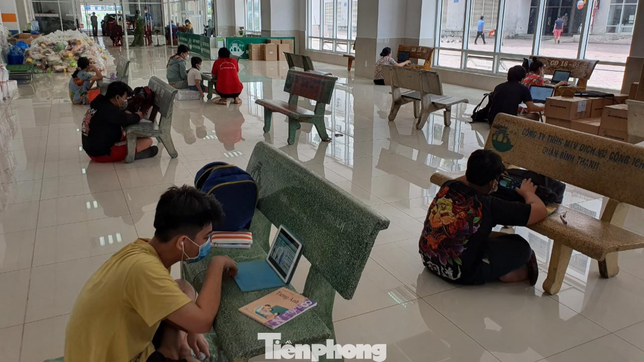 Đại úy Phạm Công Sỹ - cán bộ công an quận Bình Thạnh cho biết, chung cư 1050 đang quản lý hơn 300 người dân di cư từ các “vùng đỏ, vùng vàng” thuộc các khu nhà trọ, nhà tạm bợ ven kênh rạch... Người dân trước khi được chuyển đến đều có kết test âm tính với SARS-CoV-2. Đại úy Phạm Công Sỹ - cán bộ công an quận Bình Thạnh cho biết, chung cư 1050 đang quản lý hơn 300 người dân di cư từ các “vùng đỏ, vùng vàng” thuộc các khu nhà trọ, nhà tạm bợ ven kênh rạch... Người dân trước khi được chuyển đến đều có kết test âm tính với SARS-CoV-2.