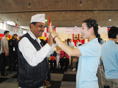 Thiếu nữ Triều Tiên nhảy múa với bạn bè quốc tế . Thiếu nữ Triều Tiên nhảy múa với bạn bè quốc tế