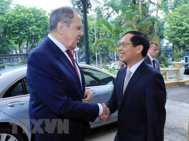 Bộ trưởng Ngoại giao Bùi Thanh Sơn đón Bộ trưởng Ngoại giao Nga Sergey Lavrov. (Ảnh: Lâm Khánh/TTXVN)