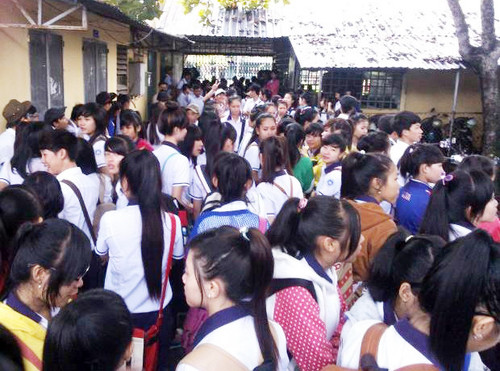 Quy định cấm học sinh mặc quần ống hẹp gây xôn xao. Ảnh: Tố Trâm