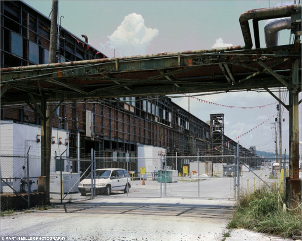 Khu vực bên ngoài nhà máy sản xuất