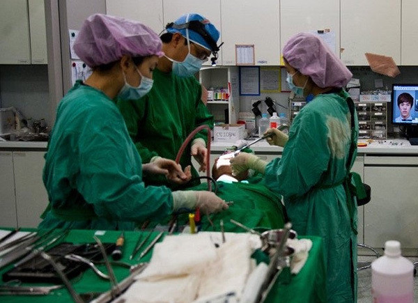 Một ca mổ thông thường được tiến hành bởi một bác sĩ và nhiều y tá