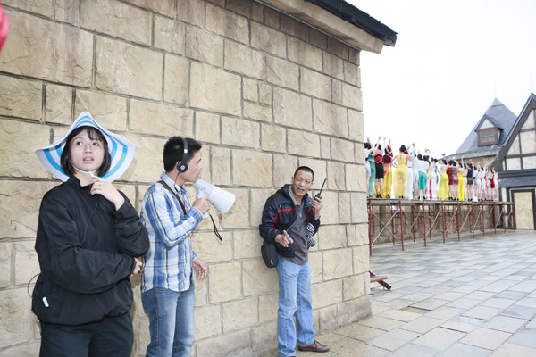 Nhà báo Lại Văn Sâm cùng cộng sự chỉ đạo cảnh quay tại Bà Nà Hills