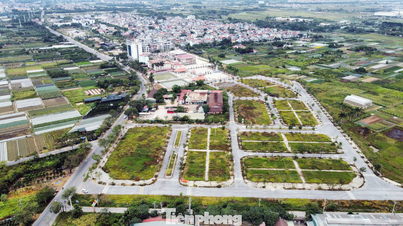 Trước lo ngại việc điều chỉnh tăng giá đất khiến thuế, phí về đất đai cao không phù hợp với thu nhập của người dân, Sở Tài nguyên và Môi trường cho rằng, cần nghiên cứu giảm tỷ suất tính thuế, phí, chứ không giảm giá đất. Trước lo ngại việc điều chỉnh tăng giá đất khiến thuế, phí về đất đai cao không phù hợp với thu nhập của người dân, Sở Tài nguyên và Môi trường cho rằng, cần nghiên cứu giảm tỷ suất tính thuế, phí, chứ không giảm giá đất.