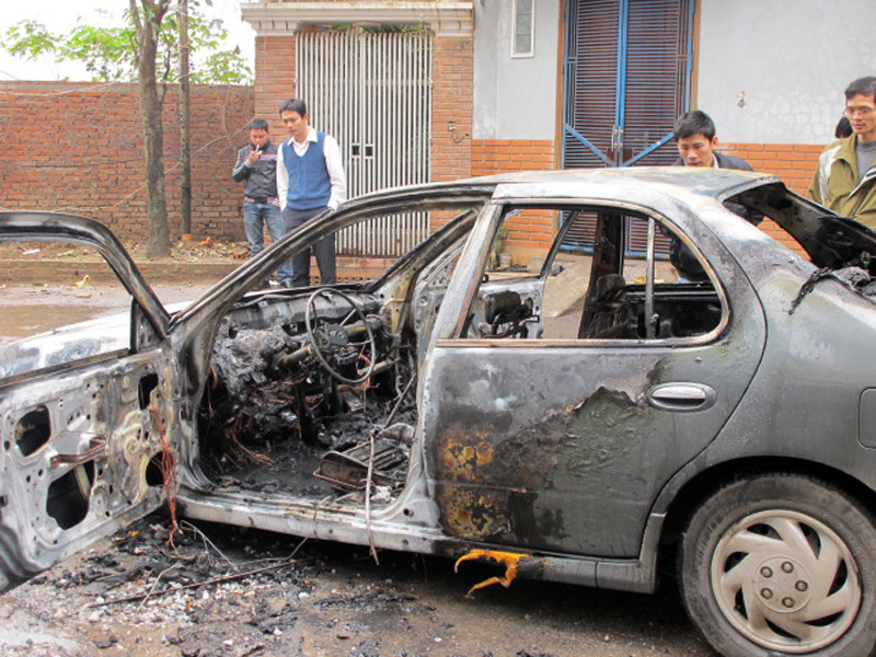 Xe Nisan BKS 29S - 1549 bị cháy trên đường Lạc Long Quân (Hà Nội) trưa 6-2. Ảnh: Tuấn Nguyễn 