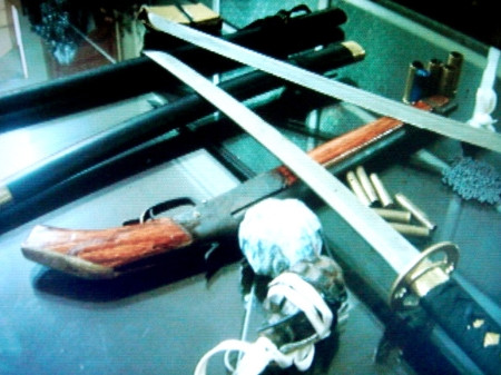 Súng, lựu đạn dao kiếm của băng Hiệp “gà” bị thu giữ.