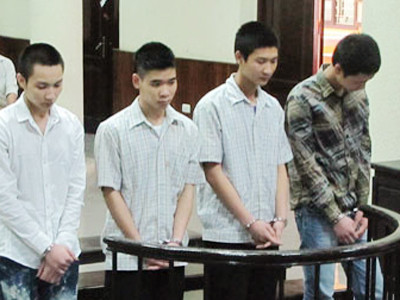 Nhóm hiếp dâm nữ sinh lớp 8 Mạnh, Có, Hòa và Tân (từ trái qua) tại Tòa.