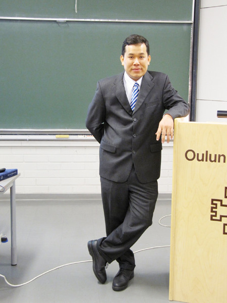 Tiến sỹ Út trên giảng đường Đại học Oulu, Phần Lan.