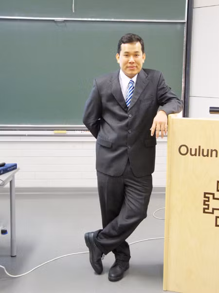 Tiến sỹ Út trên giảng đường Đại học Oulu, Phần Lan.