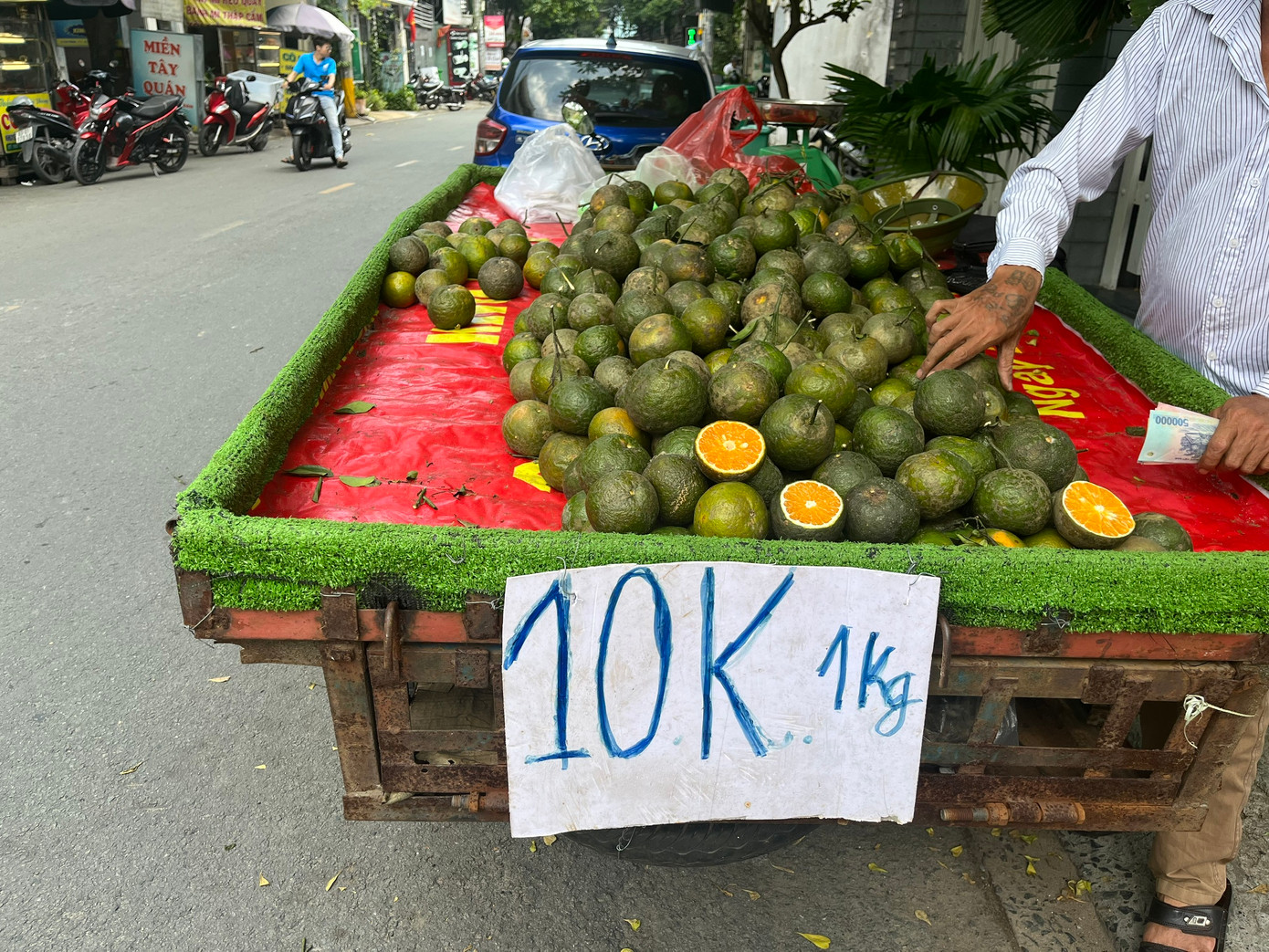 Có nơi vẫn bán cam sành Vĩnh Long với giá 10.000/kg ở các khu dân cư. Có nơi vẫn bán cam sành Vĩnh Long với giá 10.000/kg ở các khu dân cư.