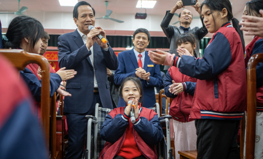 Bộ trưởng Đào Ngọc Dung giao lưu văn nghệ với trẻ em khuyết tật