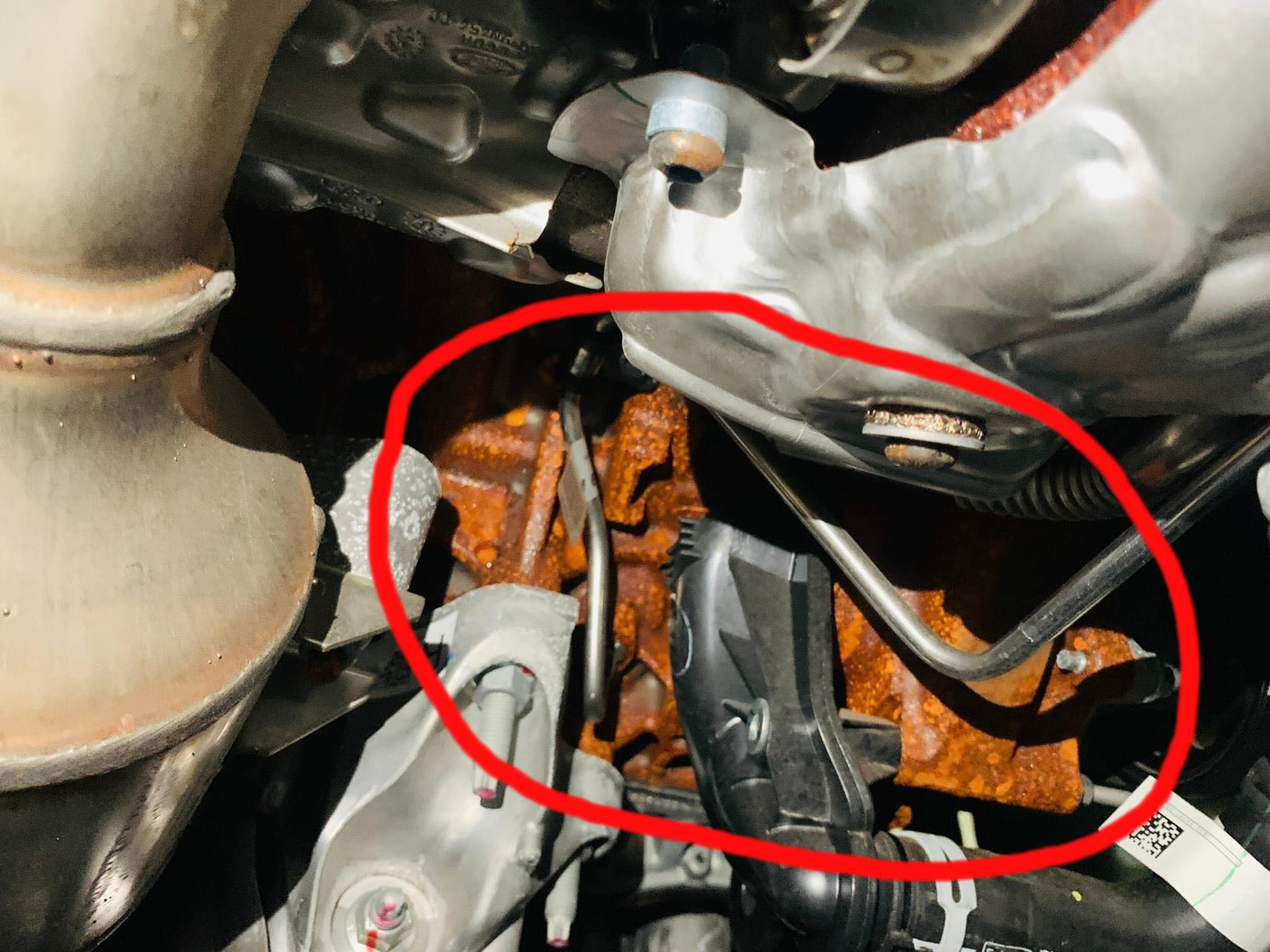 Nhiều chi tiết ở khoang động cơ bị gỉ nặng. Nhiều chi tiết ở khoang động cơ bị gỉ nặng.