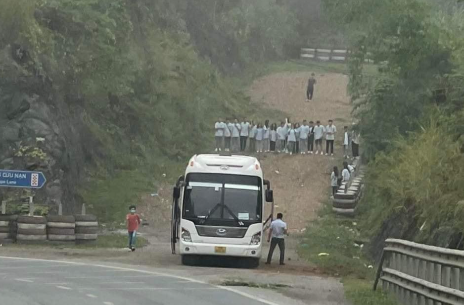 Tình trạng dừng đỗ xe trên đường cứu nạn vẫn tiếp diễn trong thời gian gần đây bất chấp nhiều cảnh báo. Tình trạng dừng đỗ xe trên đường cứu nạn vẫn tiếp diễn trong thời gian gần đây bất chấp nhiều cảnh báo.